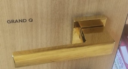 Klamka Grand mosiądz błyszczący szyld kwadratowy Corona