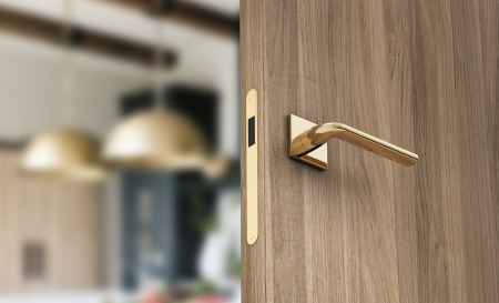 Klamka Scandi Slim szyld płaski kwadratowy, mosiądz błyszczący PVD Corona