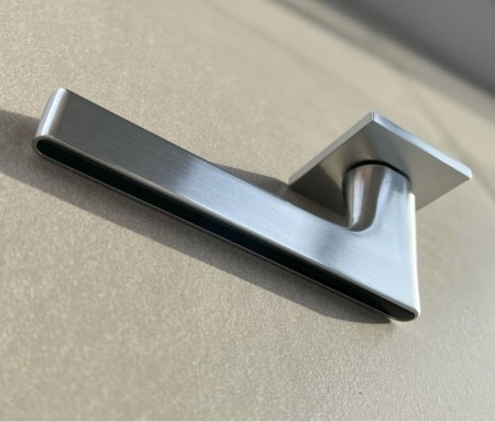 Klamka Ferrara KFRA S M700/B00 szyld kwadratowy chrom - mat/ czarna Italian Design