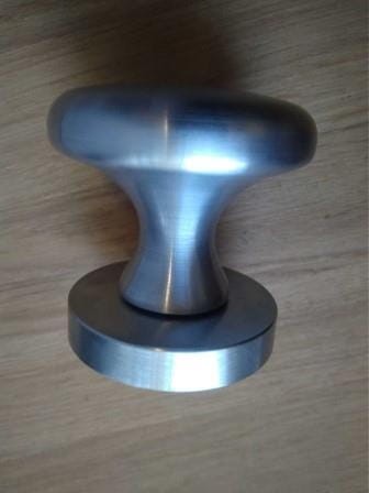 Gałka Orbis chrom szczotkowany 2 szt. na szyldzie okrągłym Corona