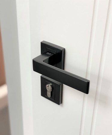 Klamka Apollo KAO B00 czarna szyld kwadratowy Infinity Line