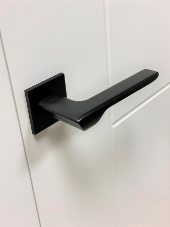 Klamka Linea KLIN S B00 czarna szyld kwadratowy slim Italian Design