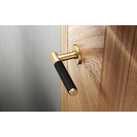 Klamka Time Linear Slim szyld płaski okrągły, mosiądz matowy/czarny Corona ZTLOSLMSCZ