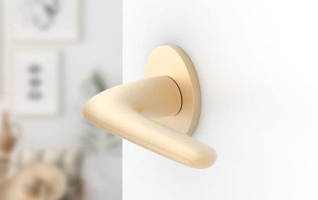 Klamka Moon Slim szyld płaski okrągły, mosiądz matowy Corona