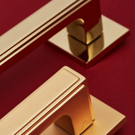 Klamka Fresia Fit złoty satyna szyld kwadratowy VDS