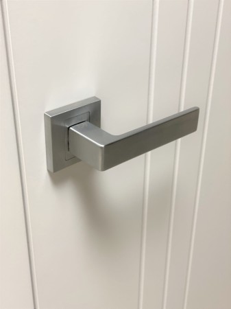 Klamka Apollo KAO M700 chrom mat szyld kwadratowy Infinity Line