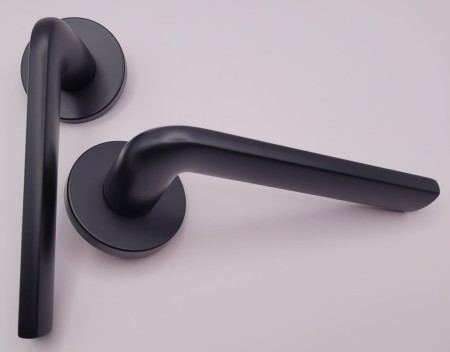 Klamka Scandi Slim szyld płaski okrągły, czarna Corona