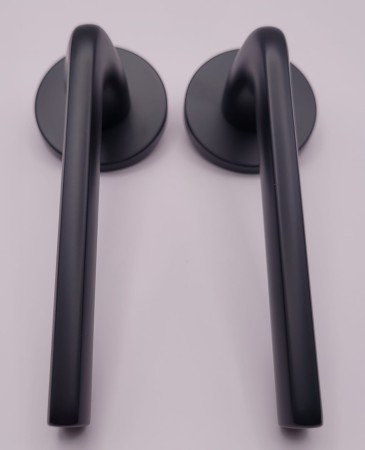 Klamka Scandi Slim szyld płaski okrągły, czarna Corona