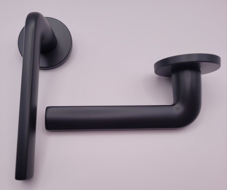 Klamka Scandi Slim szyld płaski okrągły, czarna Corona