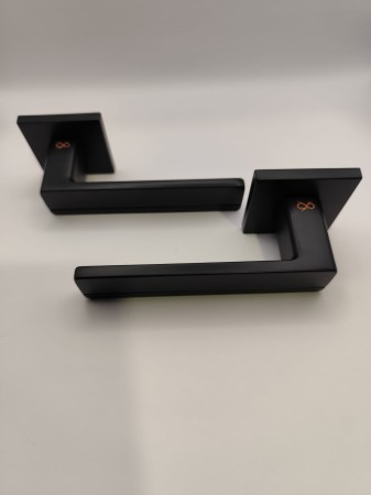 Klamka Platon FIT KPF B00 czarny szyld kwadratowy Infinity Line