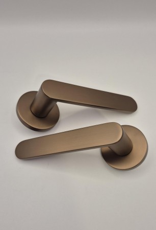 Klamka Wenus Fit KWF O 900 brąz satyna szyld okrągły Infinity Line