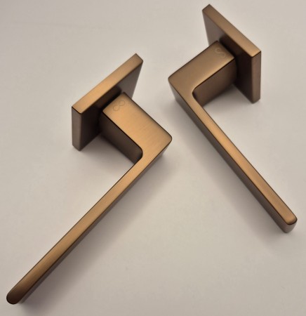 Klamka Apollo FIT KAF 900 szyld kwadratowy brąz satyna Infinity Line