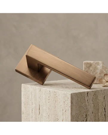 Klamka Focus Slim szyld płaski kwadratowy, brąz matowy Corona