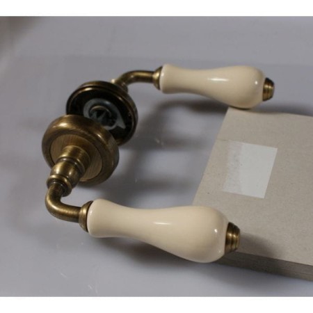 Klamka Ottocento porcelana gładka kremowa szyld okrągły brązowy przecierany