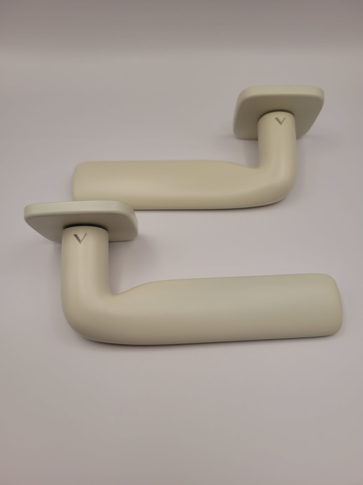 Klamka Flat R82F szyld kwadratowy zaoblony ivory VDS