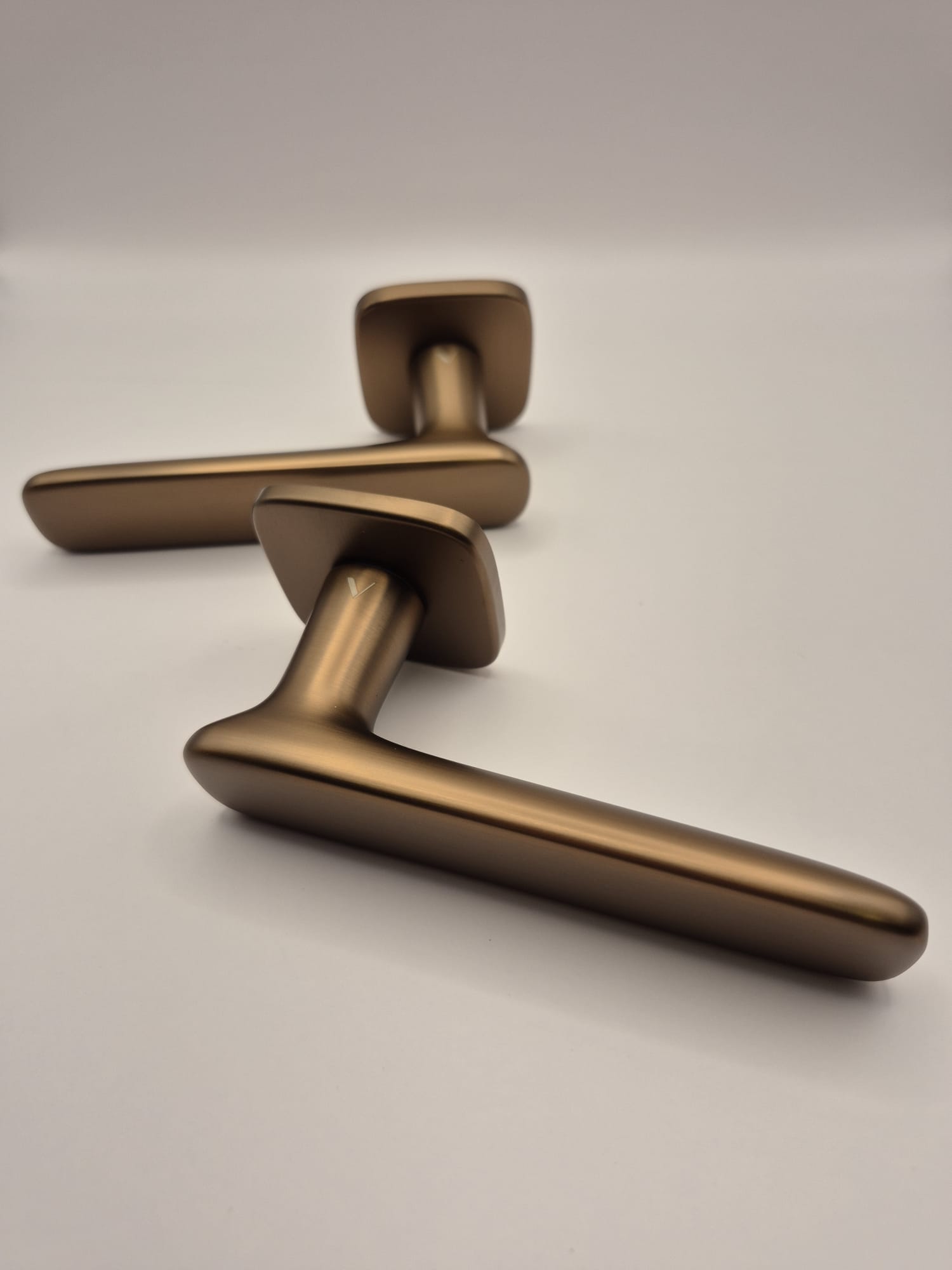 Klamka Flow R82F szyld kwadratowy zaoblony brąz satyna VDS