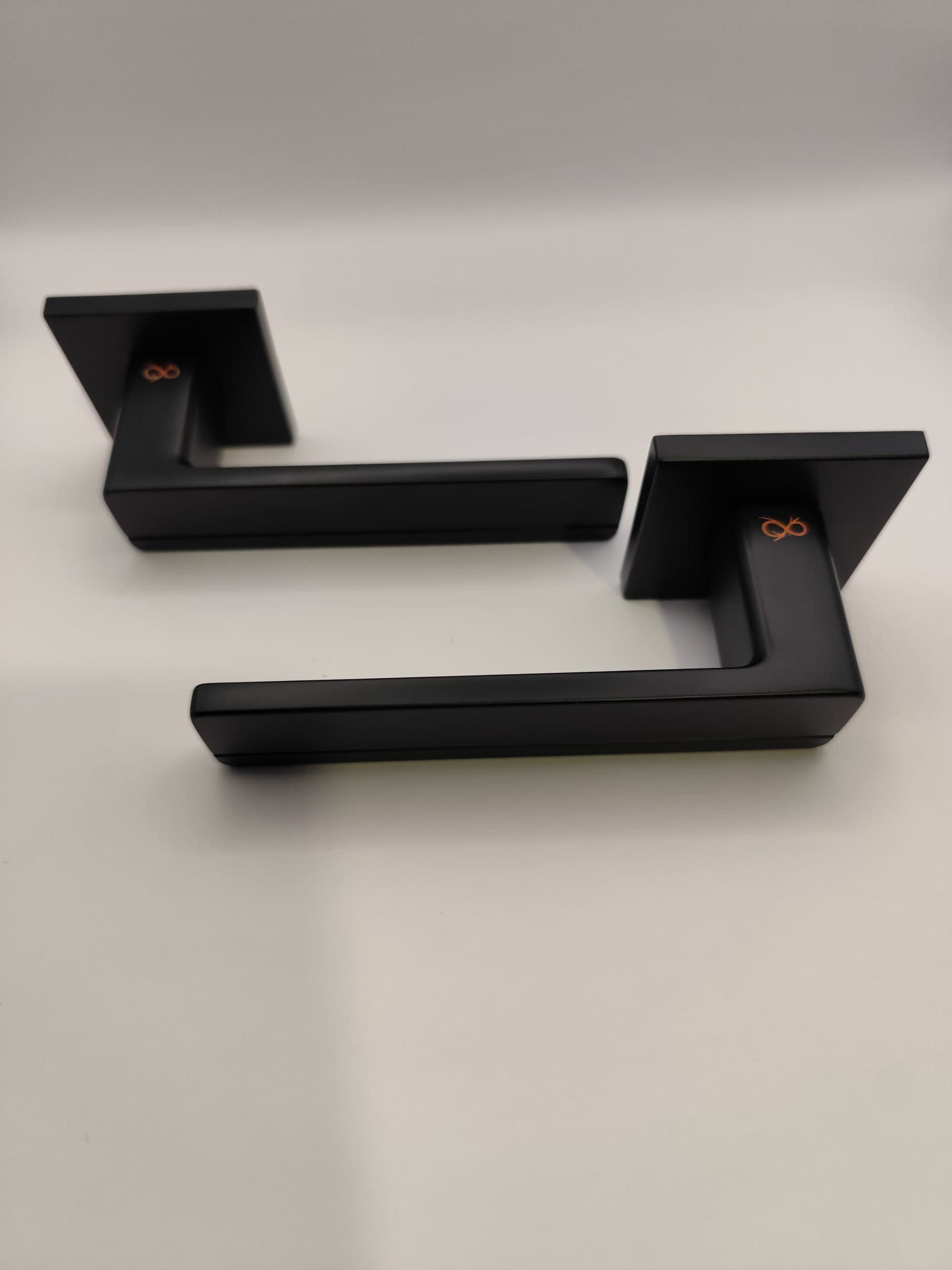 Klamka Platon FIT KPF B00 czarny szyld kwadratowy Infinity Line