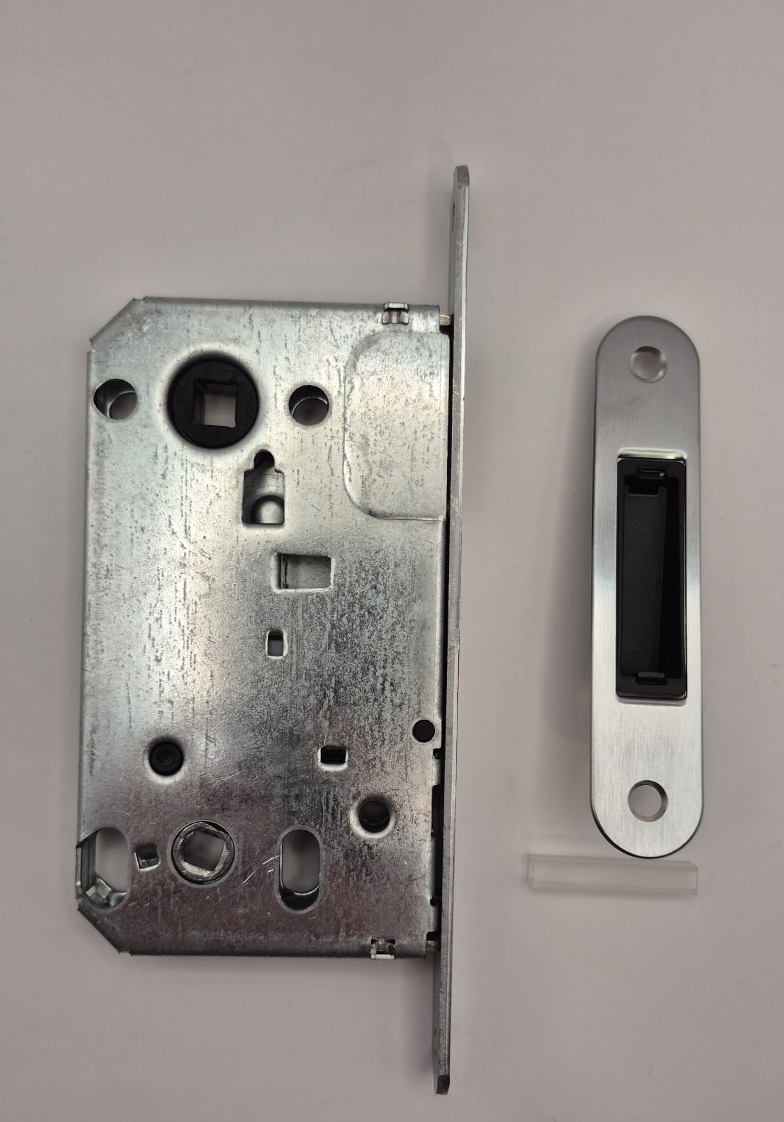 Zamek magnetyczny Bonaiti B-TWIN 941 WC z blachą zaczepową i metalową redukcją 4/6