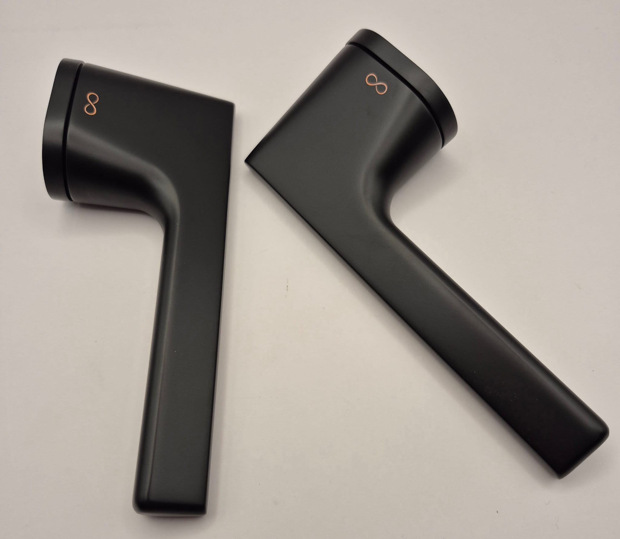 Klamka LUKKA KLUK B00 SZYLD UKRYTY OWALNY ROT CZARNY ITALIAN DESIGN